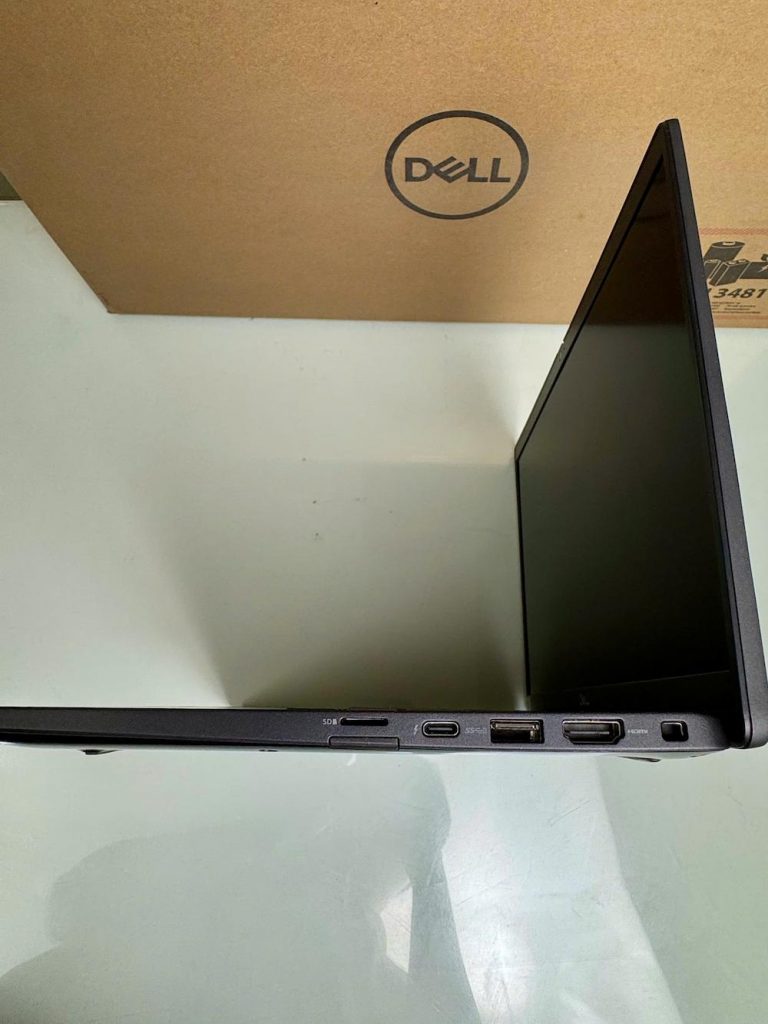 Các cổng kết nối HDMI và USB trên Dell Latitude 7420 cũ