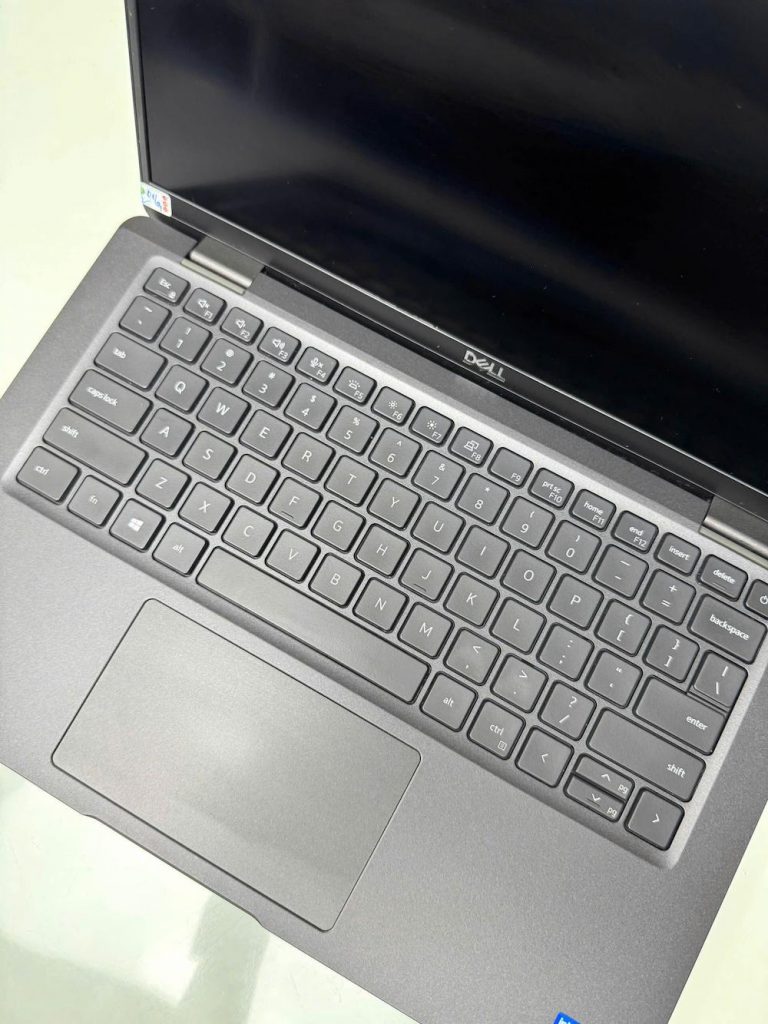 Cận cảnh bàn phím zin laptop cũ Dell Latitude 7420 không bóng mờ