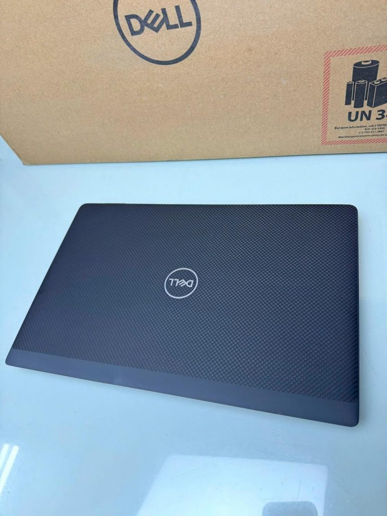 Mặt lưng sợi Carbon cao cấp của laptop doanh nhân Dell 7420
